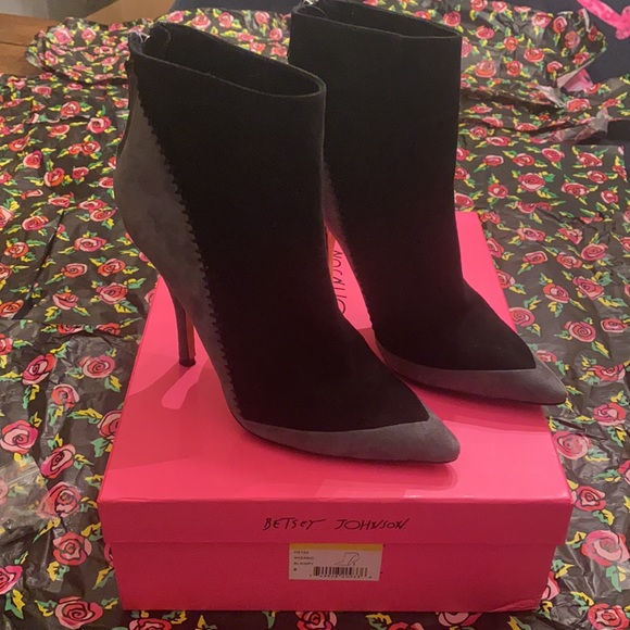 Betsey Johnson Wizaro Black Gray Booties - Picture 2 of 7